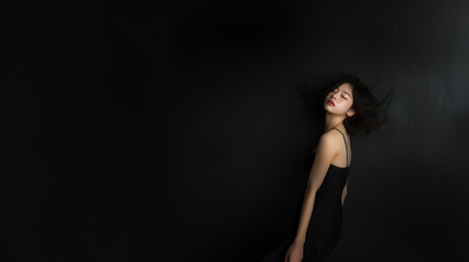 Fototapeta premium 黒いドレスを着た黒髪の女性