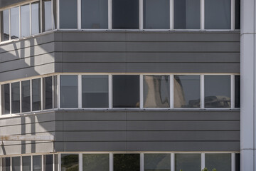 Obraz premium The structure of the facade focuses on horizontality, with straight lines and geometric shapes