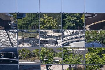 The doors and windows are equidistant and symmetrical in relation to the central axis of the building 2