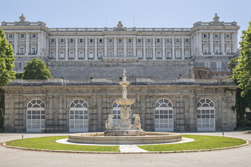 Styles such as art deco, modernism or neoclassicism can influence the design of the fa&ccedil;ade