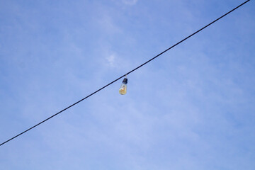 yellow cable car,  fio com lampada, minimalista