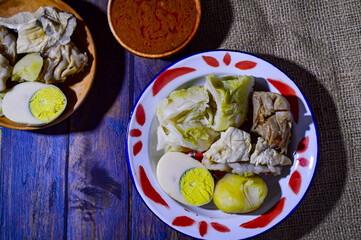 Siomay are steamed fish and vegetable dumplings served with peanut sauce.  Traditionally made from mackerel fish.  Siomay is a typical Bandung city food.
