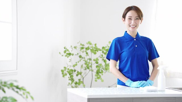 ハウスクリーニングの若い女性　ライフスタイルイメージ	
