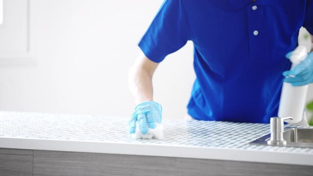 ハウスクリーニングの若い女性　ライフスタイルイメージ	
