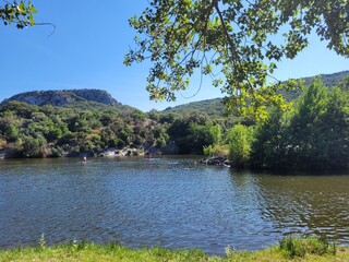 Languedoc Roussillon Occitanie  lac des Olivettes dans l'Hérault 
Sud de le France retenue artificielle rivages berges végétation eau ciel reflets paysage nature garrigues collines arrière pays 