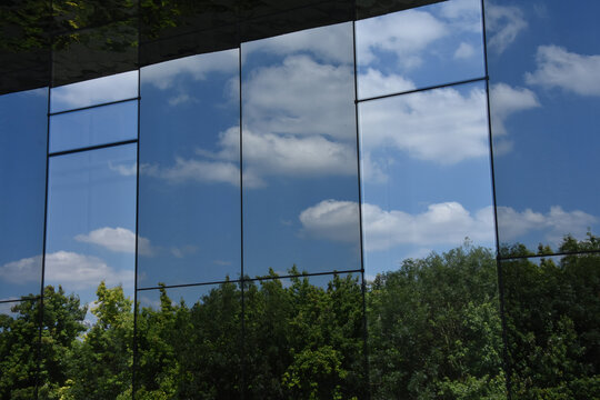 reflets de Parc de la Violette dans les vitres du b&acirc;timent de la Philharmonie de Paris