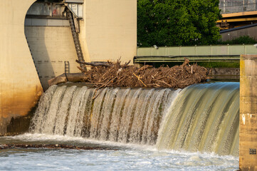 Treibholz h&auml;ngt nach Hochwasser in einer Schleuse