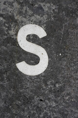 Lettre S en marquage au sol