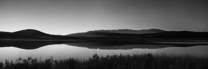 Fototapeta premium Misty morning in the mountains, AI generated