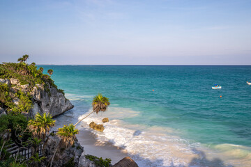 Obraz premium Tulum, ruins situated on cliffs on the Caribbean Sea, en Quintana Roo, Mexico