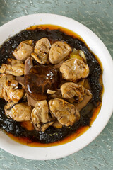 A top down view of a platter of braised oysters.