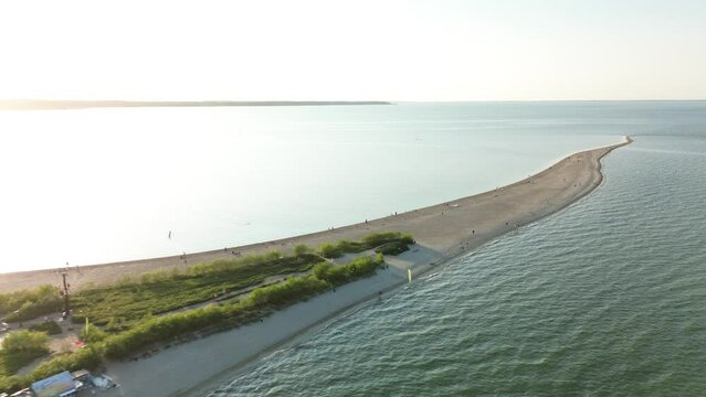 Przelot dronem wieczorem o zachodzie słońca nad Cypel Rewski - Rewa, Pomorskie, Polska.