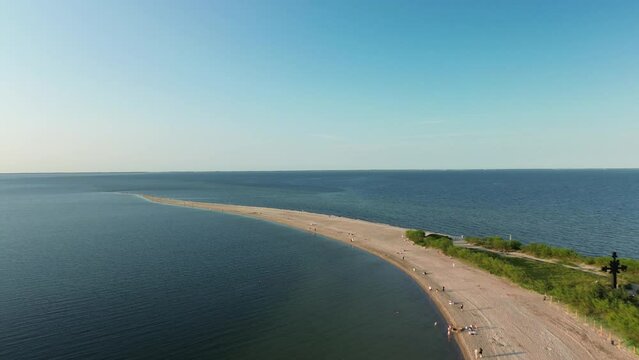 Przelot dronem wieczorem o zachodzie słońca nad Cypel Rewski - Rewa, Pomorskie, Polska.