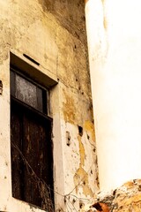 Janelas, portas e paredes de construções abandonadas. 