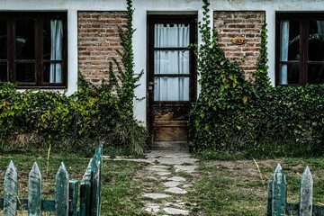 Backsteingebäude El Calafate Haustür Holzzaun karg verlassen leer dystopisch