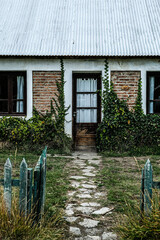 Backsteingebäude El Calafate Haustür Holzzaun karg verlassen leer dystopisch