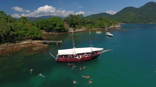 Tourist schooner on Long Island Long (Ilha Comprida), Paraty Bay - Paraty, Rio de Janeiro, Brazil