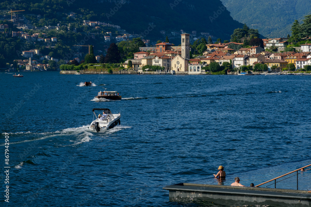 Poster bello scorcio sul lago maggiore con cielo azzurro