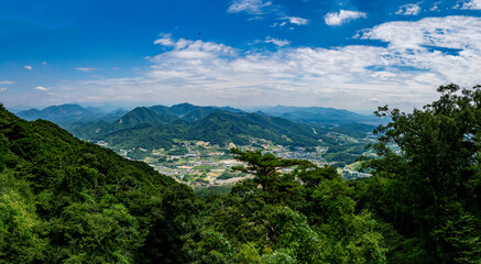 산 정상에서 바라보는 작은 도시.