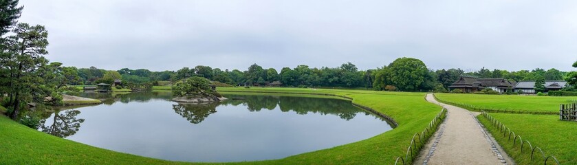 静寂に包まれた広大な日本庭園のパノラマ情景