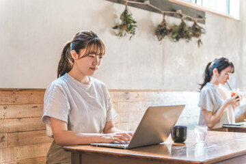 カフェ・飲食店で勉強・レポート・論文作成をする大学生・女子大生
