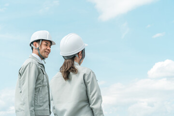 作業員・まちづくり・電気工事・建築士・設計士・エンジニア・保守・建設業・建築業の作業着姿の男女
