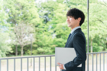 若いスーツ姿のビジネスマン・新入社員・転職・就職活動
