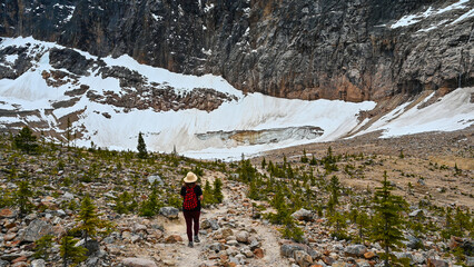 Youn woman hiking in Jasper