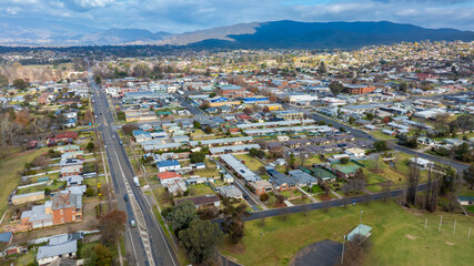 Obraz premium Drone aerial photograph of the township of Tumut in the Riverina region of New South Wales located at the foothills of the Snowy Mountains, Australia.