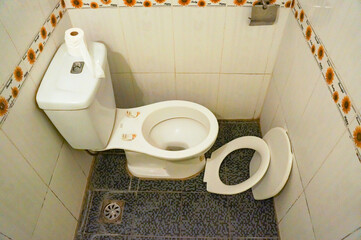 便座と蓋がはずれてしまっているトイレの便器