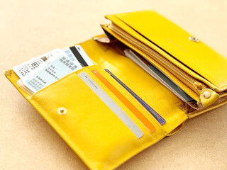 財布に入った健康保険証と免許証と診察券