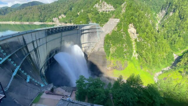 黒部ダム観光放水　富山県立山町