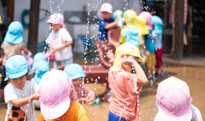 夏の水遊び・保育園　イメージ