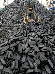 The shape of cast iron: ingots, ingots in a solid state. Cast iron ingots are stored in a warehouse. Transfer cast iron is cast iron used for further processing into steel. The grab is mandibular. 