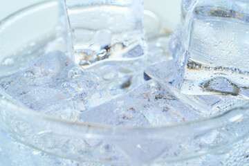 グラスに入った炭酸水と氷