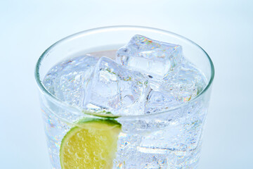 グラスに入った炭酸水と氷とライム