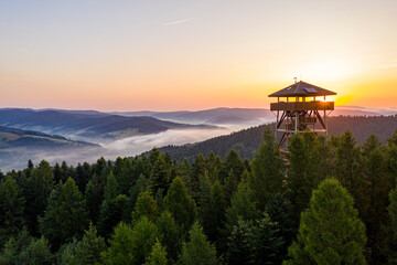 Muszyna Góra Malnik wieża widokowa poranek lato, dron © Maciej G. Szling
