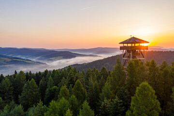 Muszyna Góra Malnik wieża widokowa poranek lato, dron © Maciej G. Szling