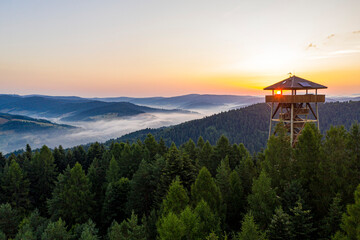 Muszyna Góra Malnik wieża widokowa poranek lato, dron © Maciej G. Szling