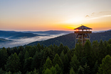 Muszyna Góra Malnik wieża widokowa poranek lato, dron © Maciej G. Szling