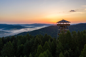Muszyna Góra Malnik wieża widokowa poranek lato, dron © Maciej G. Szling