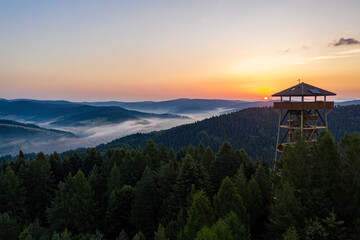 Muszyna Góra Malnik wieża widokowa poranek lato, dron © Maciej G. Szling