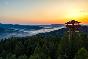 Muszyna Góra Malnik wieża widokowa poranek lato, dron © Maciej G. Szling
