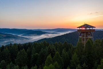 Muszyna Góra Malnik wieża widokowa poranek lato, dron © Maciej G. Szling