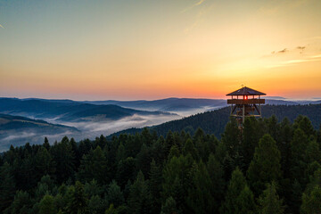 Muszyna Góra Malnik wieża widokowa poranek lato, dron © Maciej G. Szling
