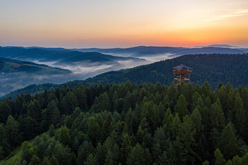 Muszyna Góra Malnik wieża widokowa poranek lato, dron © Maciej G. Szling