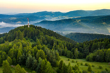 Muszyna Góra Malnik wieża widokowa poranek lato, dron © Maciej G. Szling
