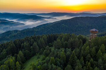 Muszyna Góra Malnik wieża widokowa poranek lato, dron © Maciej G. Szling