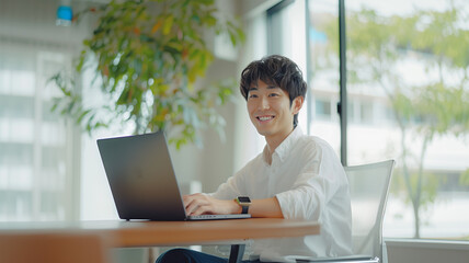 パソコンを操作する笑顔の男性