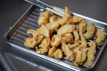 蝦を揚げる様子